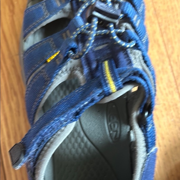 KEEN youth size 6 Outdoor Sandals grey waterproof washable durable like new - Picture 7 of 13